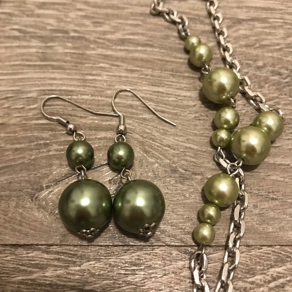 💚4 for $30💚 LIKE NEW! Silver Green Necklace & Earring Combo - Picture 3 of 5